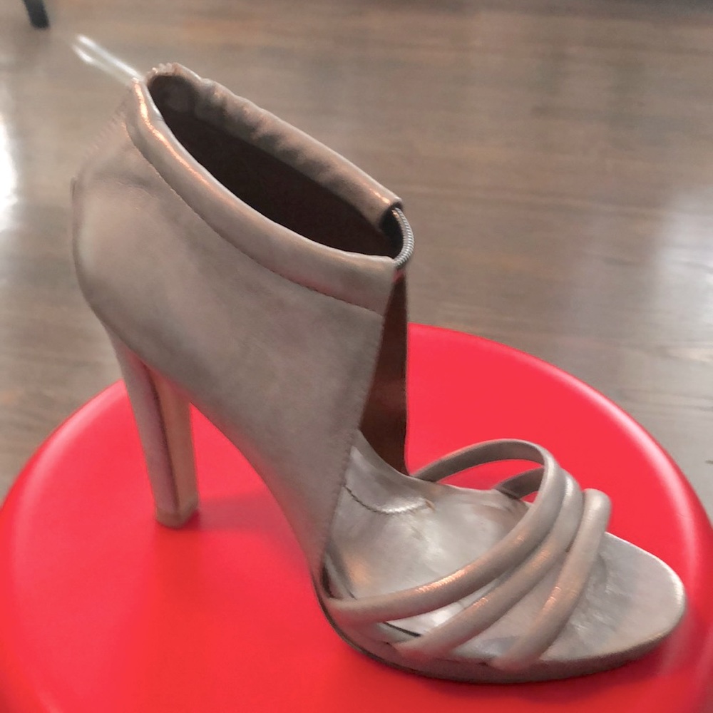 Dressy metallic contemporary shoes,size 8.5,excellent condition